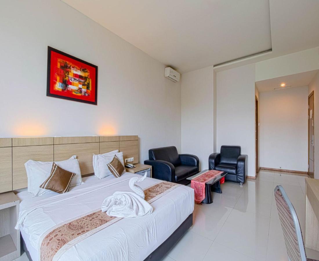 Putra Mulia Hotel メダン エクステリア 写真